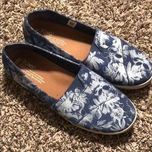Toms sneakers